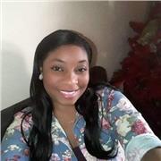 Docente del área de Español y Literatura imparte clase a niños de primaria y secundaria